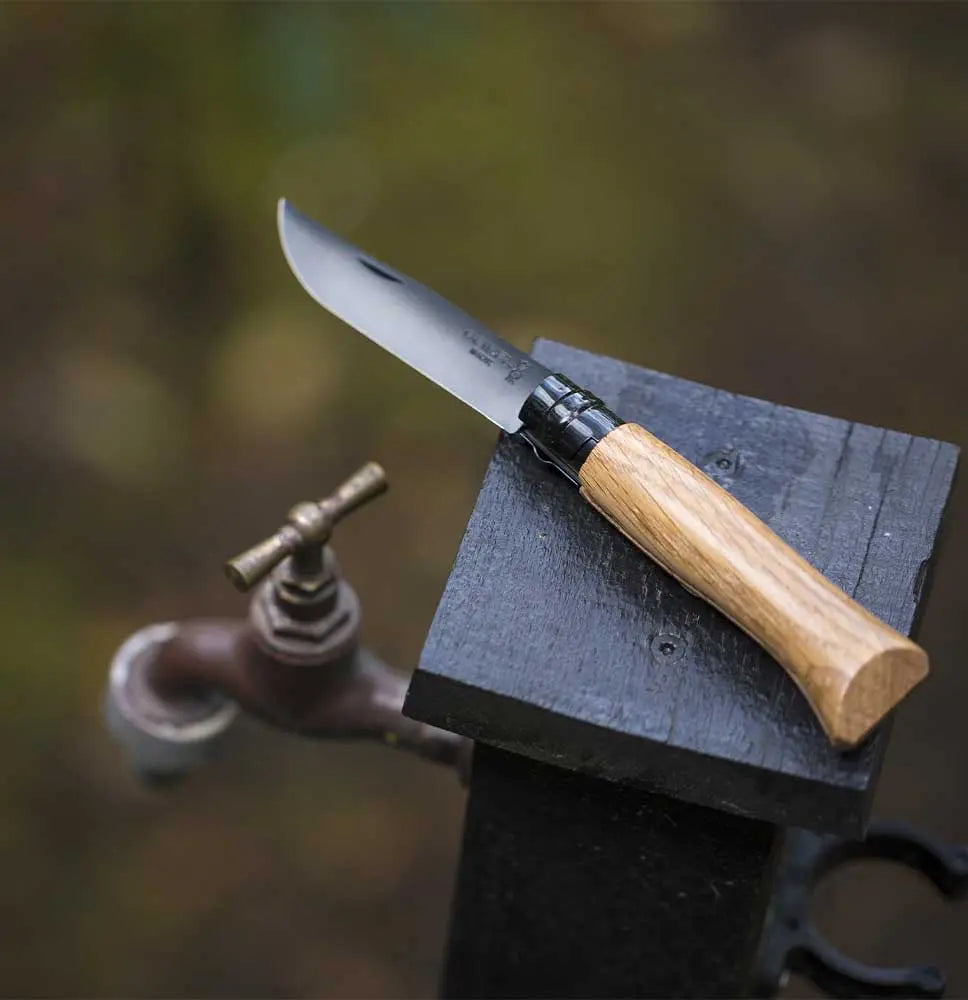Opinel 傳統高級 不銹鋼尖頭摺刀 - N08 橡木 (全黑刃特別版) - 遠野倉庫 Yuenye Warehouse